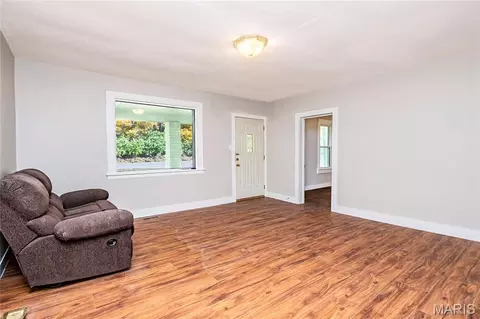 Living - 7000 Twin River Rd, Eureka, MO 63025 photo 2 of 6