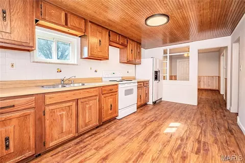 Kitchen - 7000 Twin River Rd, Eureka, MO 63025 photo 2 of 4