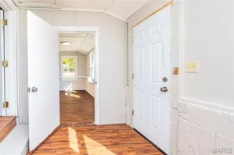 Entry Way - 7000 Twin River Rd, Eureka, MO 63025 photo 2 of 3
