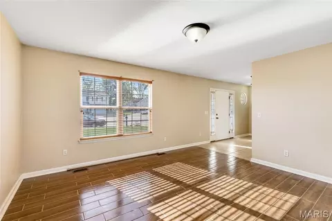 Living - 672 Berrywine Ln, Arnold, MO 63010 photo 4 of 6