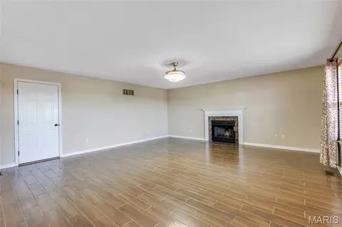 Living - 672 Berrywine Ln, Arnold, MO 63010 photo 3 of 6