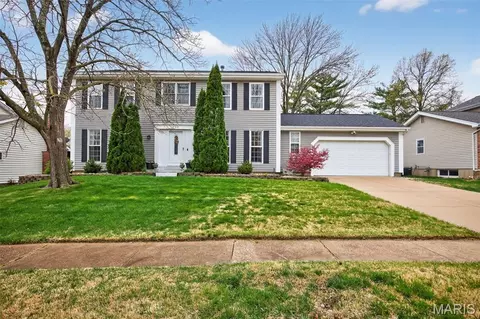 323 Oakleigh Woods Dr, Ballwin, MO 63011