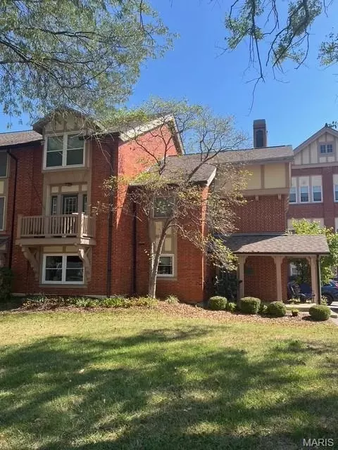 539 Colebrook Dr #B, Webster Groves, MO 63119