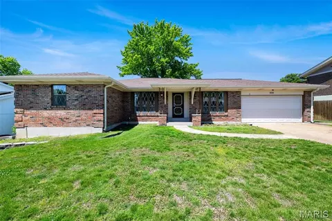 9243 Roger Lee Ln, Saint Louis, MO 63126