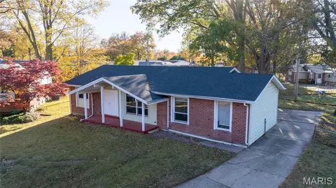 7 Darwin Ct, Florissant, MO 63033