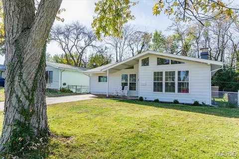 3720 Comstock Dr, Saint Louis, MO 63125