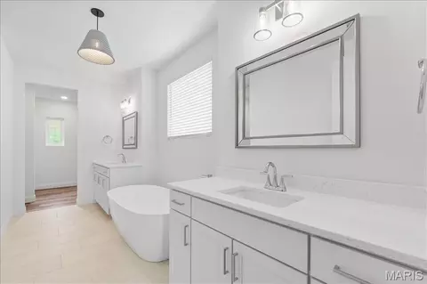 Bath - 412 Parkview Ln, Eureka, MO 63025 photo 2 of 5