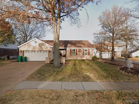 5840 Mango Dr, Oakville, MO 63129