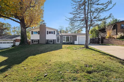 9734 Jackie Ln, Saint Louis, MO 63123