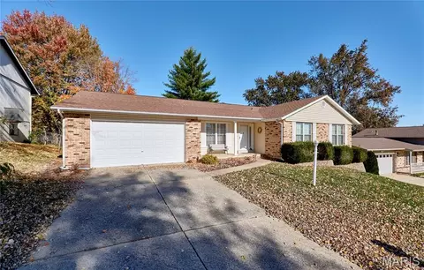 41 Country Creek Dr, Saint Peters, MO 63376