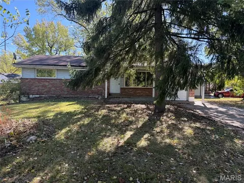 2442 Gardner Dr, Saint Louis, MO 63136