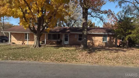 5006 Staten Dr, Godfrey, IL 62035