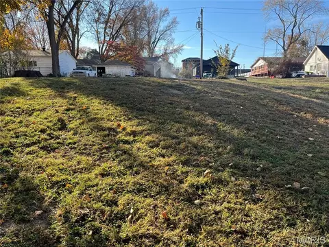 730 Jefferson St, Carlyle, IL 62231