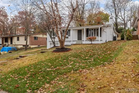 540 Hickory Hollow Ln, Kirkwood, MO 63122