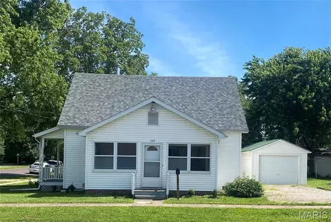 224 Vine St, Greenville, IL 62246