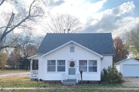 224 Vine St, Greenville, IL 62246