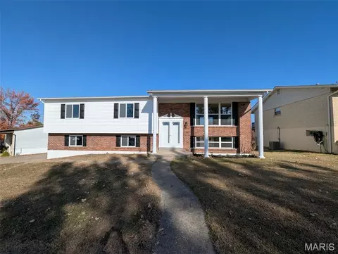 2865 Gatling Dr, Oakville, MO 63129