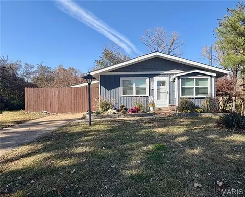 3748 Comstock Dr, Saint Louis, MO 63125