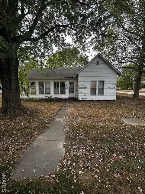 106 Locust St, Coffeen, IL 62017
