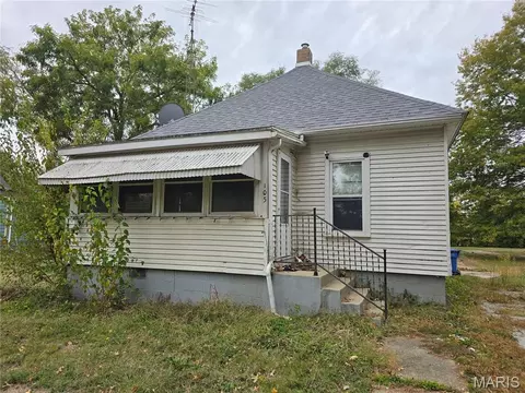 105 N West St, Stonington, IL 62567