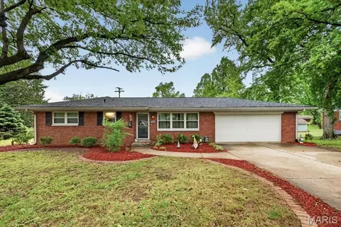 100 Blue Ridge Dr, Belleville, IL 62223