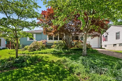 9208 Hallock Dr, Saint Louis, MO 63123