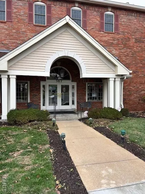 567 Sarah Ln #301, Creve Coeur, MO 63141