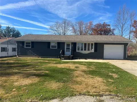 1133 Teresa Ln, Carrollton, IL 62016