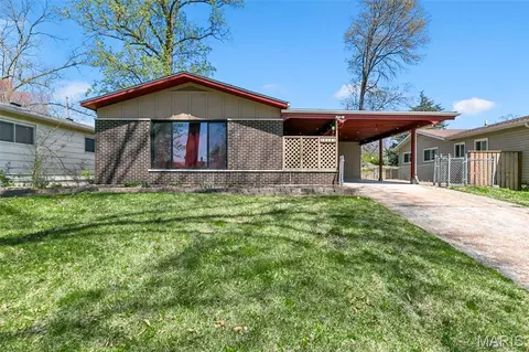 10421 Fourwinds Ct, Saint Louis, MO 63114