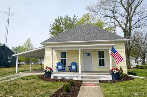 113 E Maple St, Brownstown, IL 62418