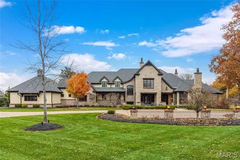 8 Bridle Ln, Frontenac, MO 63131