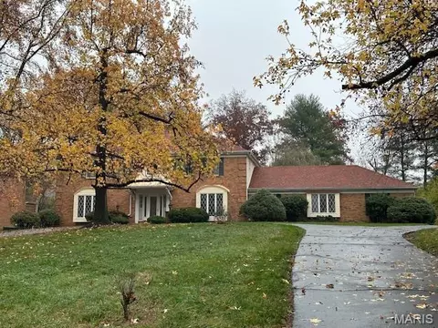 274 Falling Leaves Ct, Creve Coeur, MO 63141