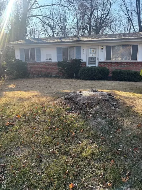 1920 Crown Point Dr, Saint Louis, MO 63136