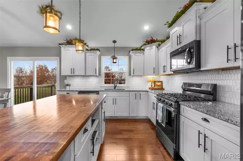 Kitchen - 2864 Clear Spring Pl, Jackson, MO 63755 photo 2 of 5