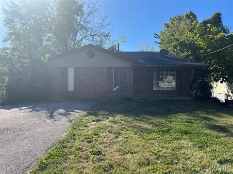 356 Scenic Dr, Saint Louis, MO 63137