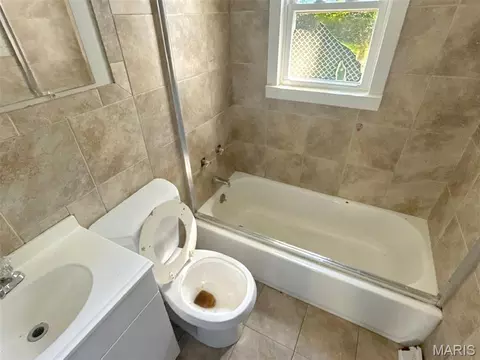 Bath - 1749 Sinnott Cir, Independence, MO 64050 photo 2 of 2