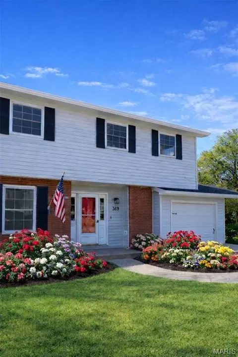 369 Hand Dr, Godfrey, IL 62035