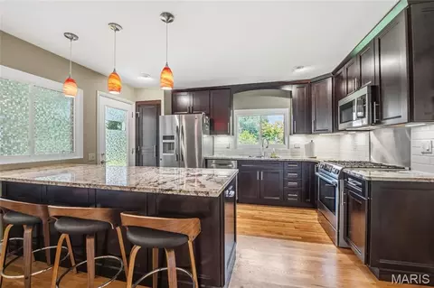 744 Bergerac Dr, Saint Louis, MO 63141