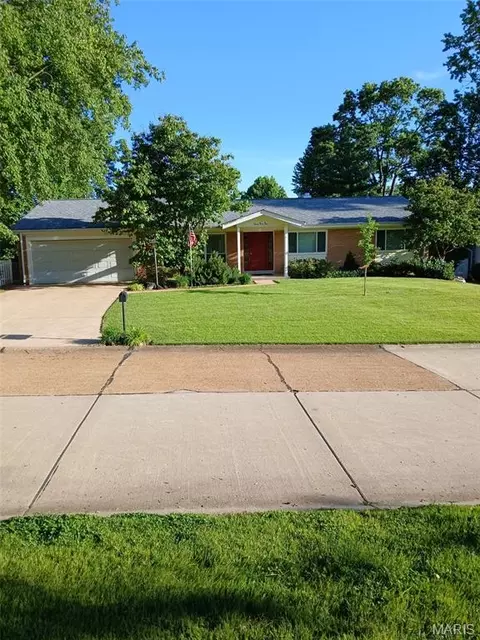 744 Bergerac Dr, Saint Louis, MO 63141