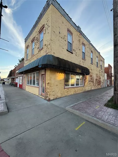 104 W Edwards St, Litchfield, IL 62056