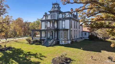 11069 New London Gravel Rd, Hannibal, MO 63401