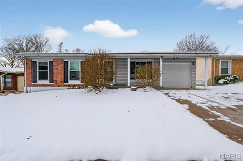 12119 El Camara Dr, Florissant, MO 63033