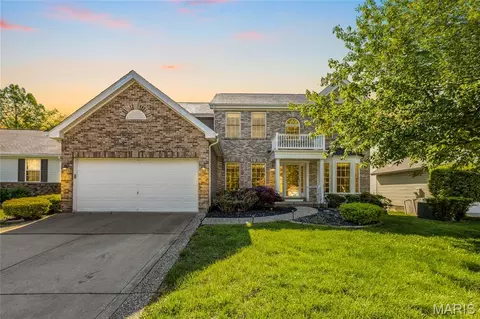 208 Vonbehren Dr, Chesterfield, MO 63005
