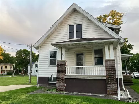 910 6th St, Highland, IL 62249
