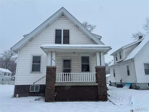 910 6th St, Highland, IL 62249