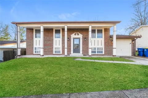 1273 Green Falls Dr, Fenton, MO 63026