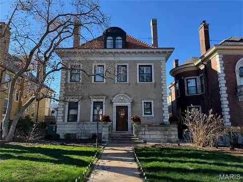 4550 Pershing Pl, Saint Louis, MO 63108