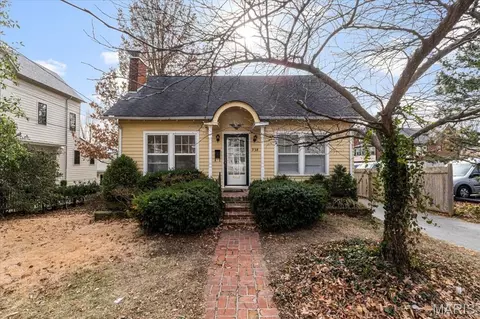 938 Hawbrook Rd, Glendale, MO 63122