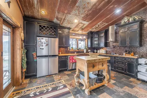 Kitchen - 489 Pumpkin Patch Rd, Doniphan, MO 63935 photo 3 of 5