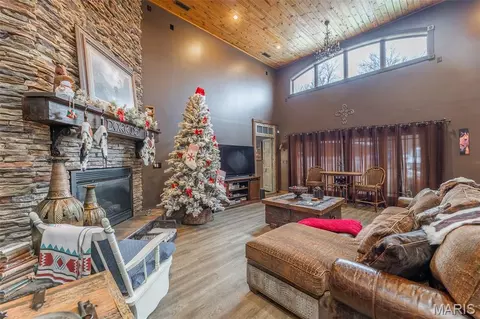 Living - 489 Pumpkin Patch Rd, Doniphan, MO 63935 photo 3 of 3